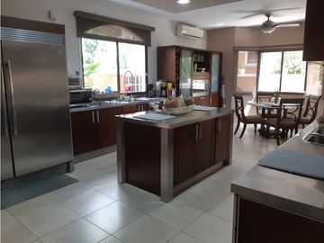 SEA Confiable Vende Casa de esquina con Piscina en Clayton Village