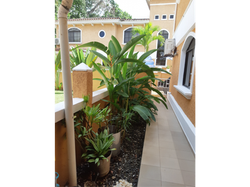 SEA Confiable Vende Casa de esquina con Piscina en Clayton Village