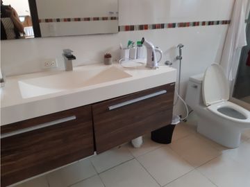 SEA Confiable Vende Casa de esquina con Piscina en Clayton Village