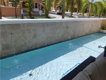 SEA Confiable Vende Casa de esquina con Piscina en Clayton Village