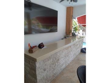 SEA Confiable Vende Casa de esquina con Piscina en Clayton Village