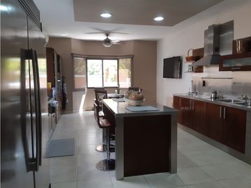 SEA Confiable Vende Casa de esquina con Piscina en Clayton Village