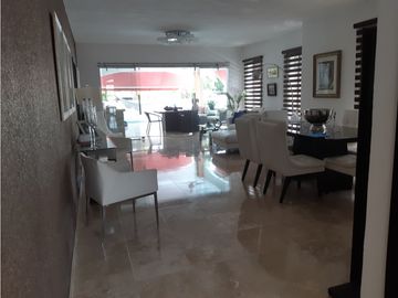 SEA Confiable Vende Casa de esquina con Piscina en Clayton Village