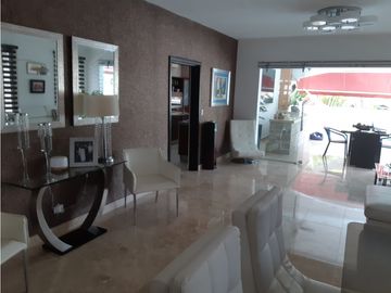 SEA Confiable Vende Casa de esquina con Piscina en Clayton Village