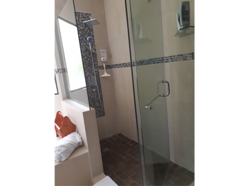 SEA Confiable Vende Casa de esquina con Piscina en Clayton Village