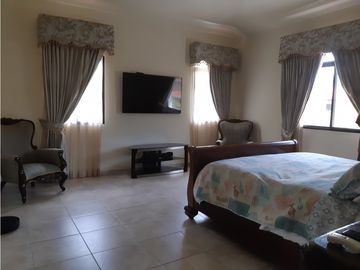 SEA Confiable Vende Casa de esquina con Piscina en Clayton Village