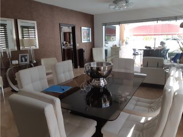 SEA Confiable Vende Casa de esquina con Piscina en Clayton Village