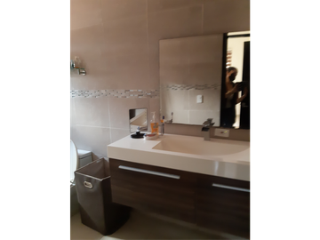 SEA Confiable Vende Casa de esquina con Piscina en Clayton Village