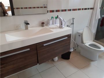 SEA Confiable Vende Casa de esquina con Piscina en Clayton Village