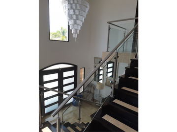 SEA Confiable Vende Casa de esquina con Piscina en Clayton Village