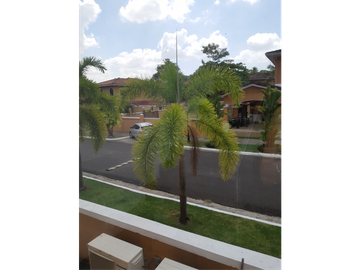 SEA Confiable Vende Casa de esquina con Piscina en Clayton Village