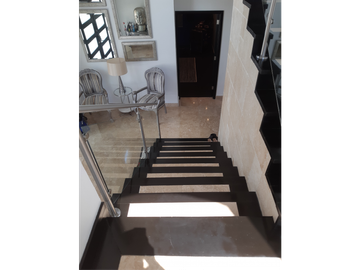 SEA Confiable Vende Casa de esquina con Piscina en Clayton Village