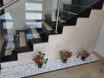 SEA Confiable Vende Casa de esquina con Piscina en Clayton Village