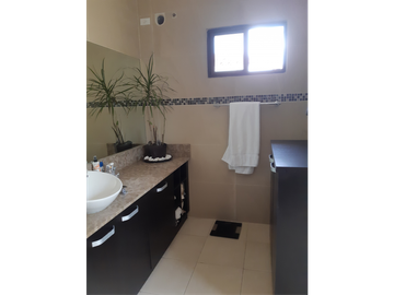 SEA Confiable Vende Casa de esquina con Piscina en Clayton Village