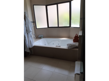 SEA Confiable Vende Casa de esquina con Piscina en Clayton Village