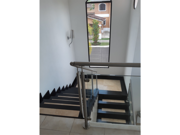 SEA Confiable Vende Casa de esquina con Piscina en Clayton Village