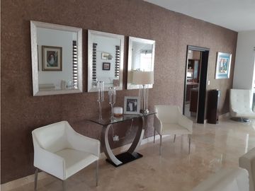 SEA Confiable Vende Casa de esquina con Piscina en Clayton Village