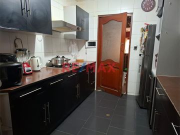 🏡 ¡Descubre tu nuevo hogar en  Chiclayo!

🔑 Esta encantadora casa urbana de 4 pisos espera por ti para llenarla de vida y nuevos recuerdos. Ubicada