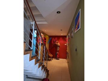 🏡 ¡Descubre tu nuevo hogar en  Chiclayo!

🔑 Esta encantadora casa urbana de 4 pisos espera por ti para llenarla de vida y nuevos recuerdos. Ubicada