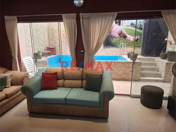 🏡 ¡Descubre tu nuevo hogar en  Chiclayo!

🔑 Esta encantadora casa urbana de 4 pisos espera por ti para llenarla de vida y nuevos recuerdos. Ubicada