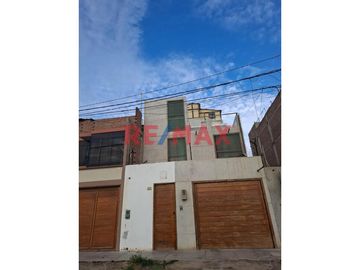🏡 ¡Descubre tu nuevo hogar en  Chiclayo!

🔑 Esta encantadora casa urbana de 4 pisos espera por ti para llenarla de vida y nuevos recuerdos. Ubicada