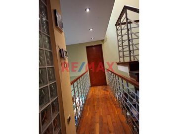 🏡 ¡Descubre tu nuevo hogar en  Chiclayo!

🔑 Esta encantadora casa urbana de 4 pisos espera por ti para llenarla de vida y nuevos recuerdos. Ubicada