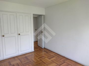 Moneda/ Miraflores. Departamento de 90m² , living comedor a...