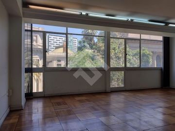 Moneda/ Miraflores. Departamento de 90m² , living comedor a...