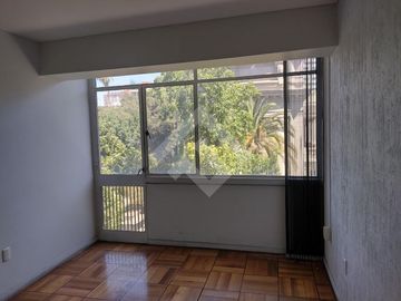 Moneda/ Miraflores. Departamento de 90m² , living comedor a...