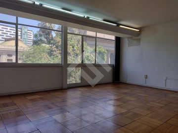 Moneda/ Miraflores. Departamento de 90m² , living comedor a...