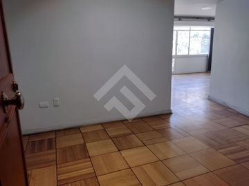 Moneda/ Miraflores. Departamento de 90m² , living comedor a...