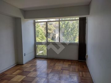 Moneda/ Miraflores. Departamento de 90m² , living comedor a...