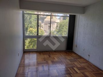 Moneda/ Miraflores. Departamento de 90m² , living comedor a...