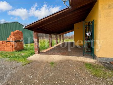 Casa Con Amplio Terreno Y Galpón De 225 M2 En Quillón