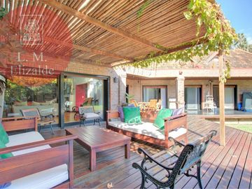 PUNTA CHICA - Casa con Gran Jardín y Pileta - 5Dor - A una cuadra Estación Marina Nueva - Tren de la Costa