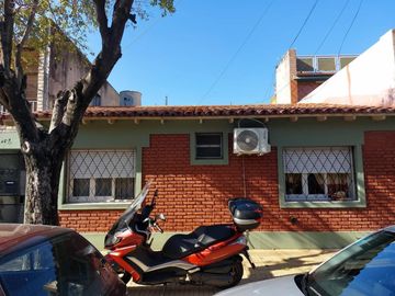 CASA TRES AMBIENTES CON PATIO, EXCELENTE OPOTUNIDAD