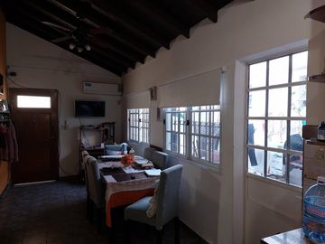 CASA TRES AMBIENTES CON PATIO, EXCELENTE OPOTUNIDAD