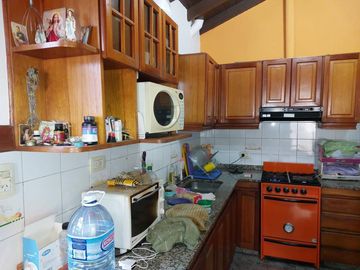 CASA TRES AMBIENTES CON PATIO, EXCELENTE OPOTUNIDAD