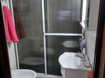 CASA TRES AMBIENTES CON PATIO, EXCELENTE OPOTUNIDAD