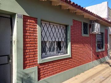 CASA TRES AMBIENTES CON PATIO, EXCELENTE OPOTUNIDAD