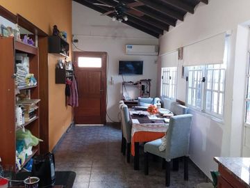 CASA TRES AMBIENTES CON PATIO, EXCELENTE OPOTUNIDAD