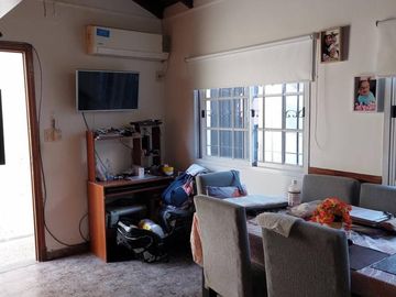 CASA TRES AMBIENTES CON PATIO, EXCELENTE OPOTUNIDAD