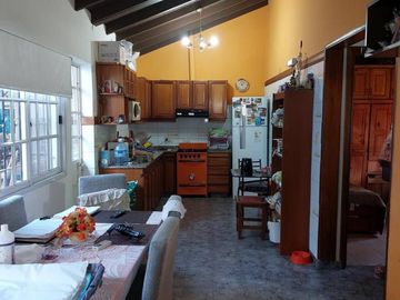 CASA TRES AMBIENTES CON PATIO, EXCELENTE OPOTUNIDAD