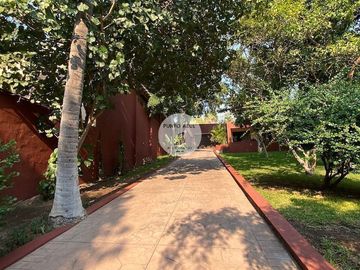 RESIDENCIA EN TEQUESQUITENCO CON EMBARCADERO