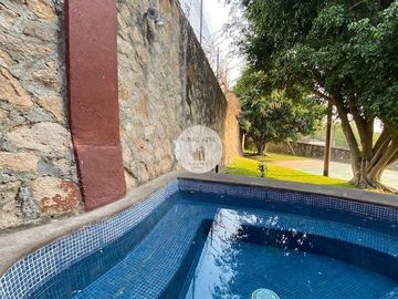 RESIDENCIA EN TEQUESQUITENCO CON EMBARCADERO