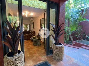 RESIDENCIA EN TEQUESQUITENCO CON EMBARCADERO