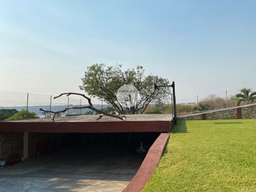 RESIDENCIA EN TEQUESQUITENCO CON EMBARCADERO
