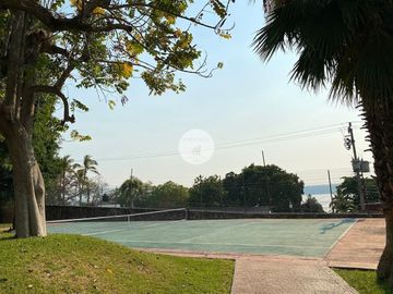 RESIDENCIA EN TEQUESQUITENCO CON EMBARCADERO