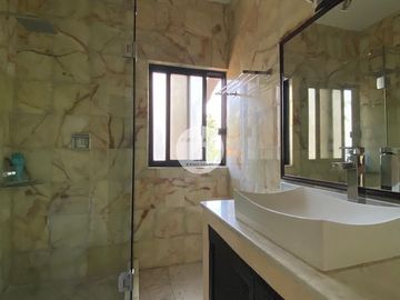RESIDENCIA EN TEQUESQUITENCO CON EMBARCADERO