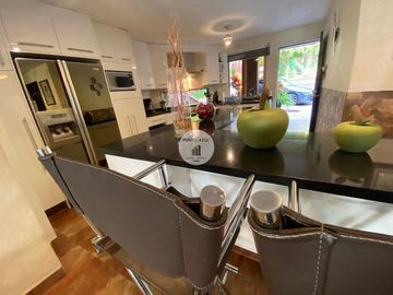 RESIDENCIA EN TEQUESQUITENCO CON EMBARCADERO